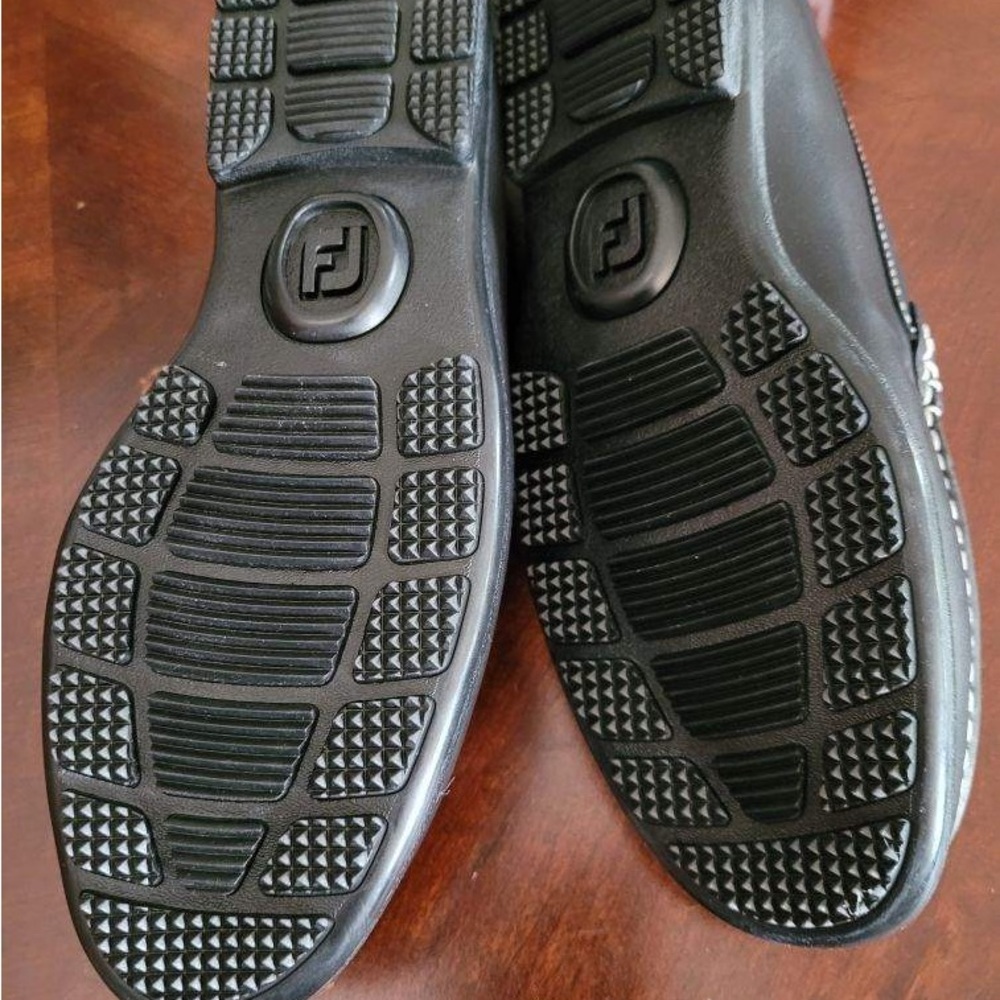 New in box never worn. Foot Joy Club casuals
